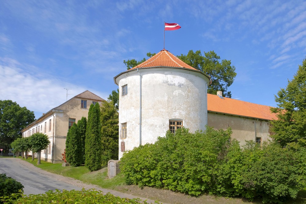 Alsungas pils tornis