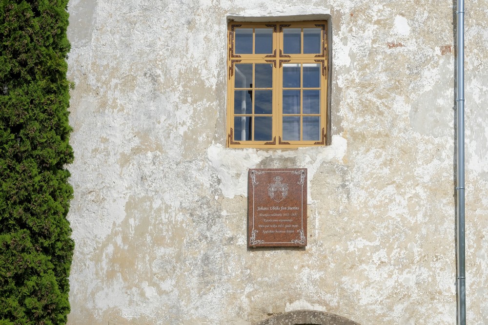 Piemiņas plāksne uz Alsungas pils torņa