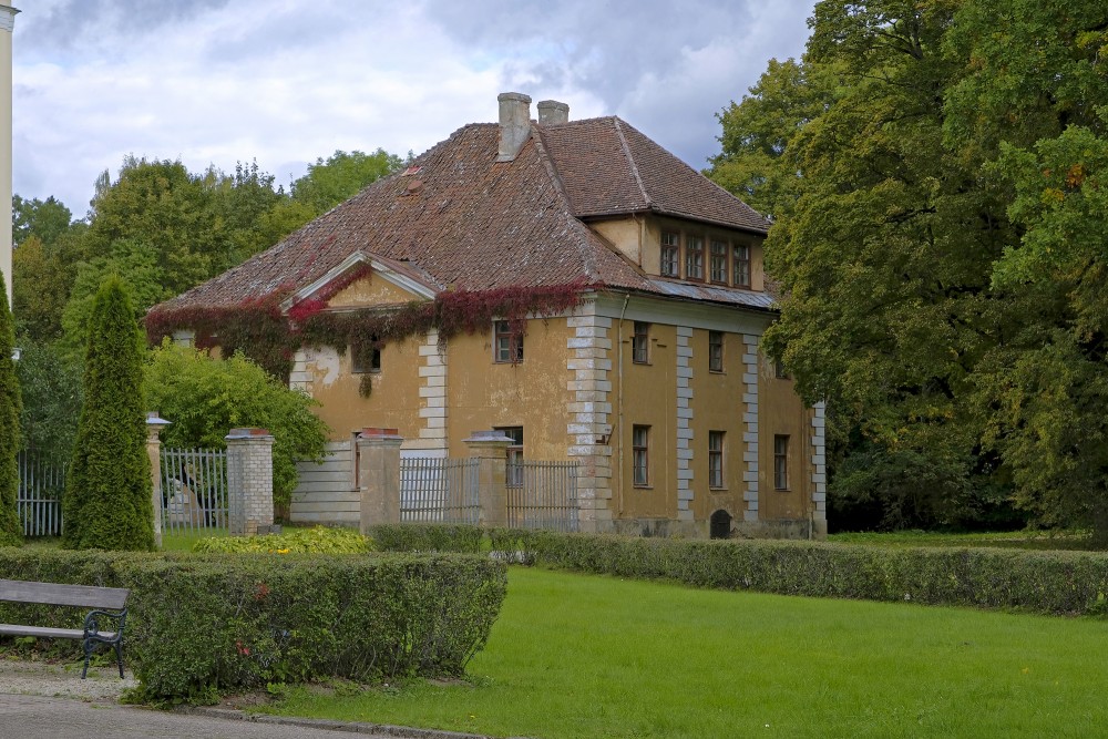 Cavalier House And Granary In Kazdanga