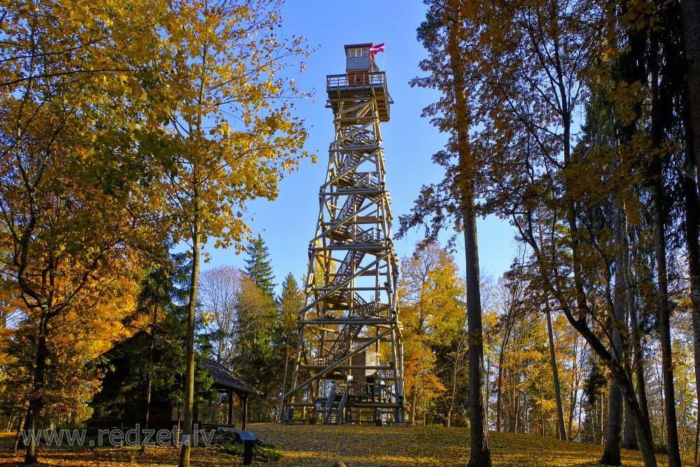 Alūksnes skatu tornis rudenī