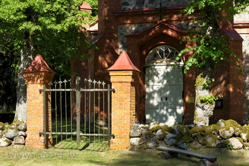 Rindas luterāņu baznīcas ieejas portāls