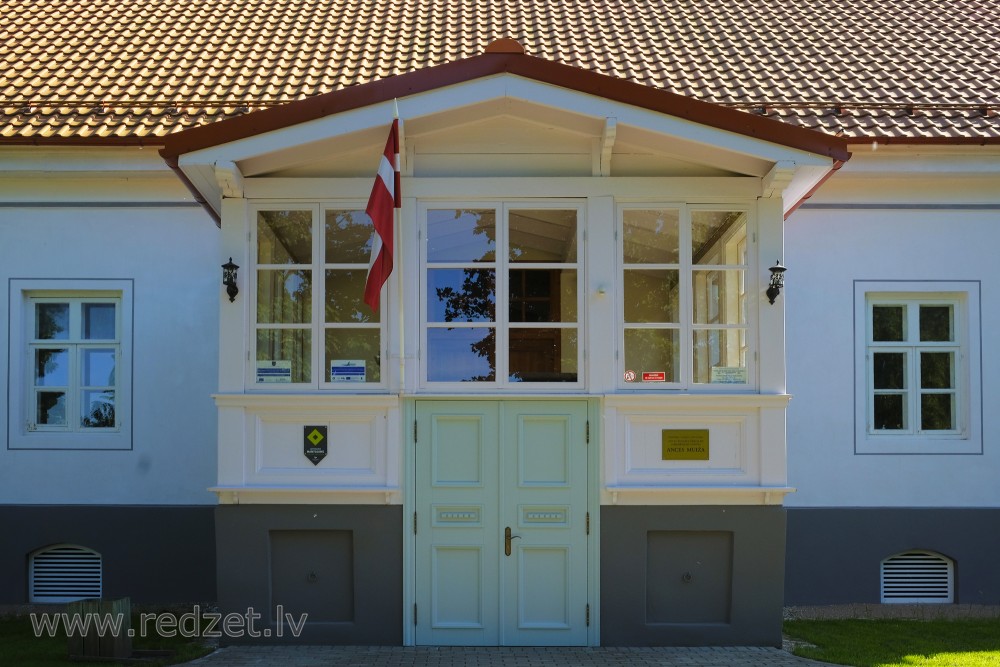 Ances muižas ieejas portāls