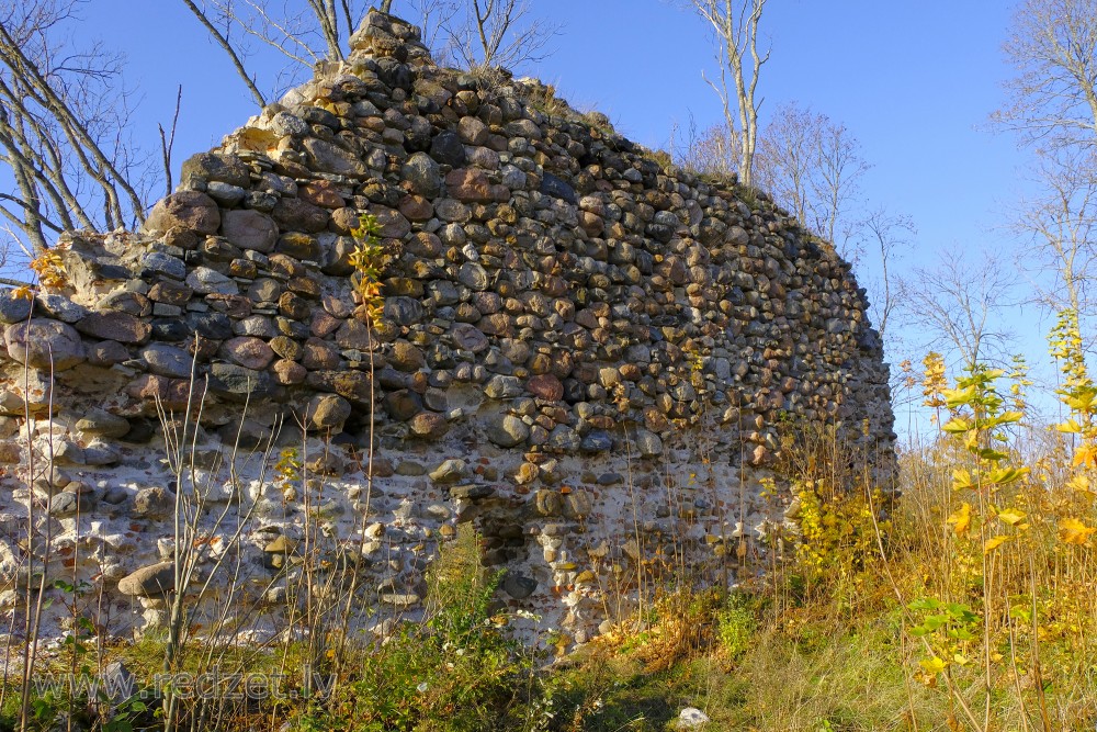 Alūksnes pilsdrupu mūra fragments