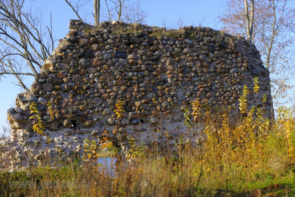 Alūksnes pilsdrupu mūra fragments