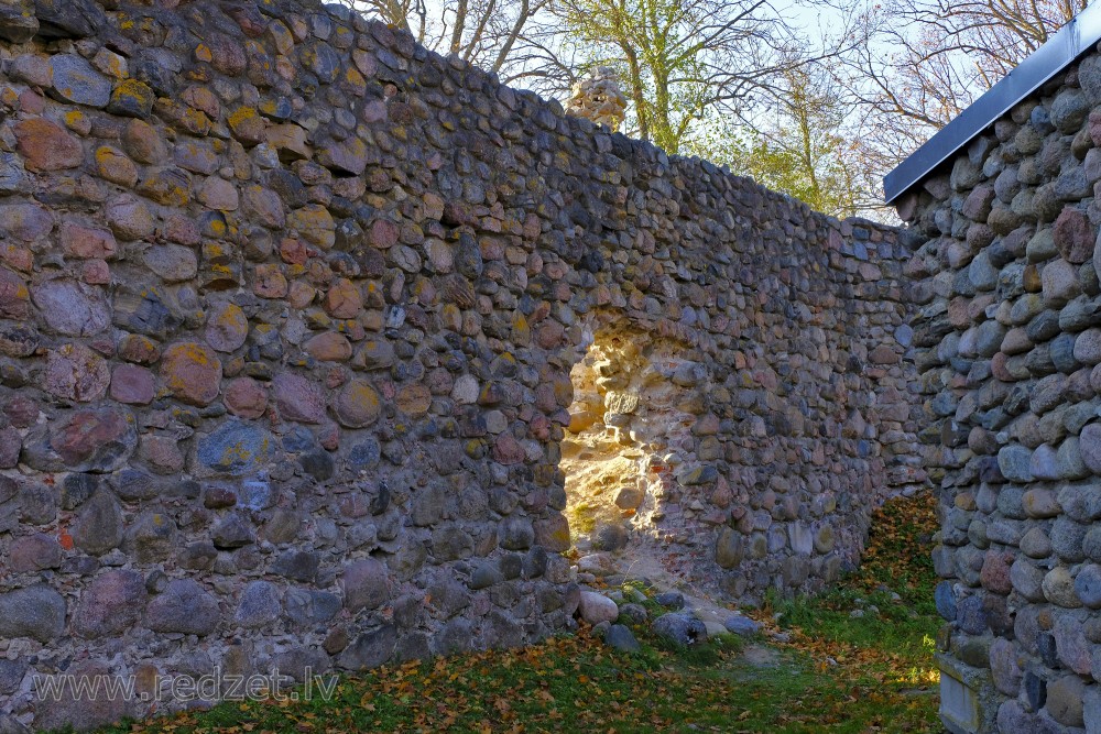 Alūksnes pilsdrupu mūris ar caurumu