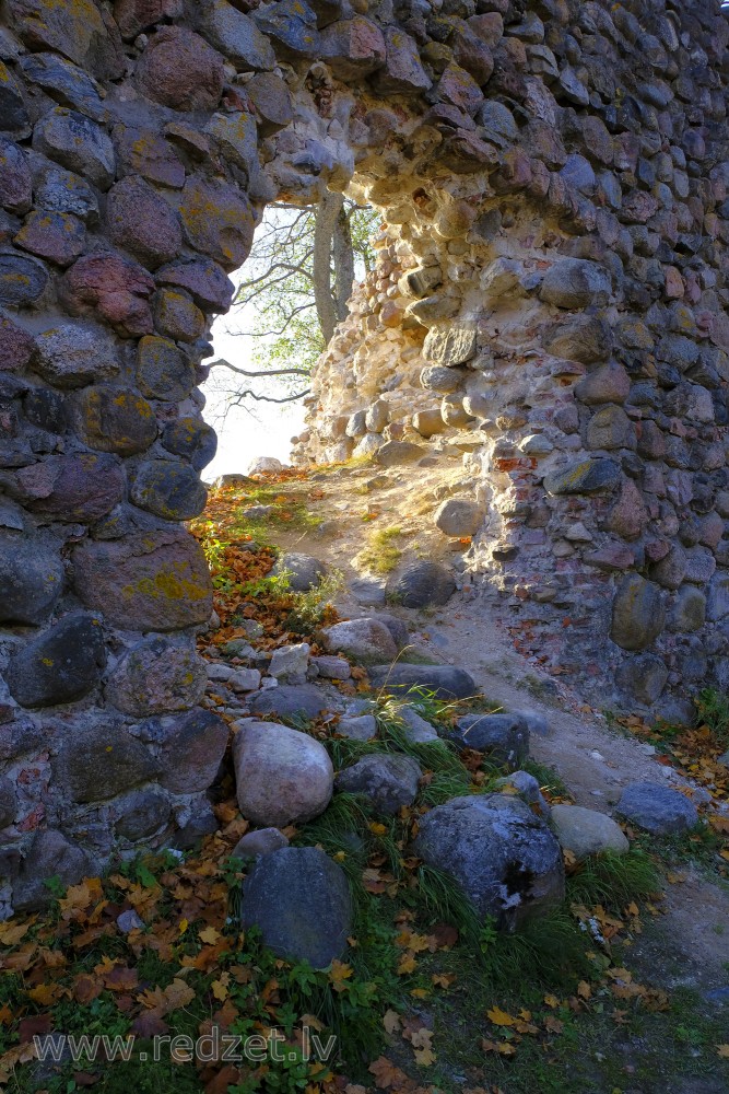 Caurums Alūksnes pilsdrupu mūrī