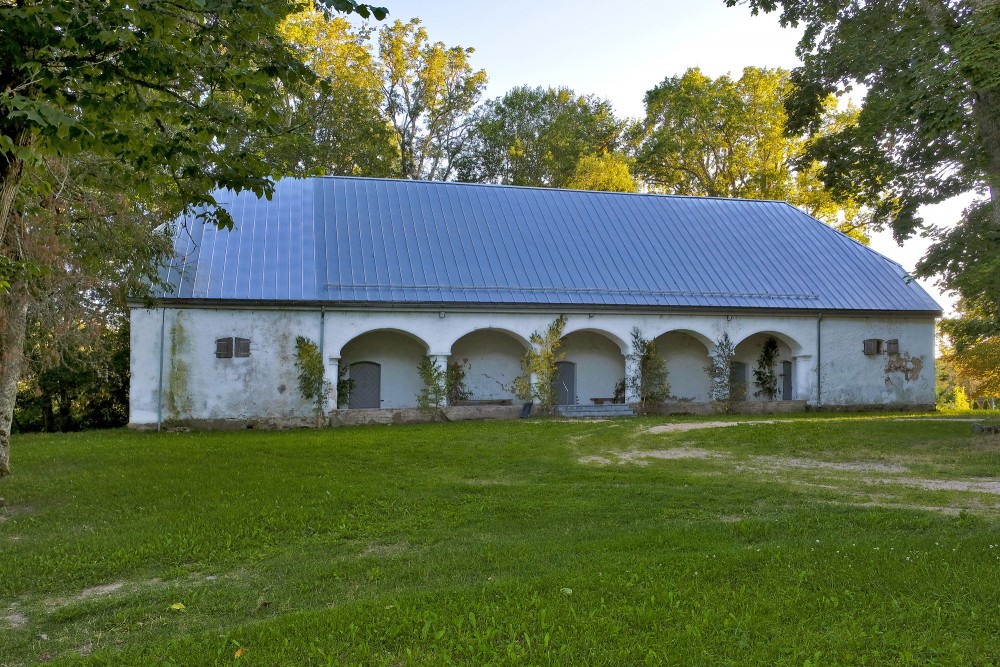 Ēveles muižas parks un klēts