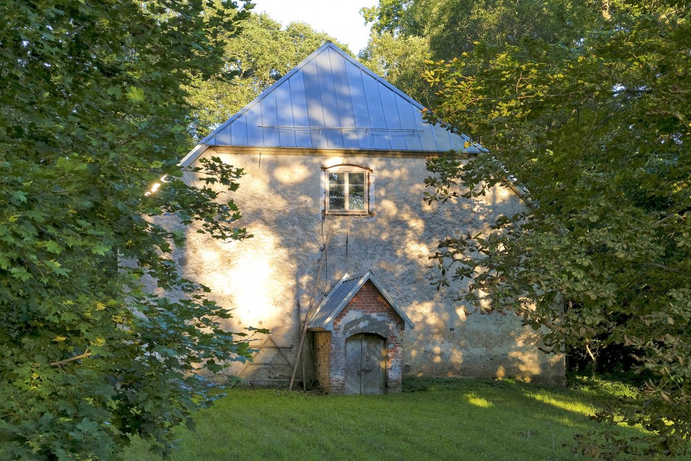 Ēveles muižas klēts