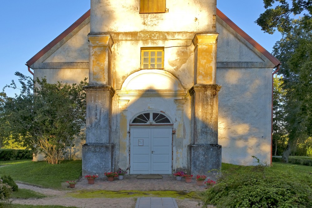 Ēveles luterāņu baznīcas ieejas portāls