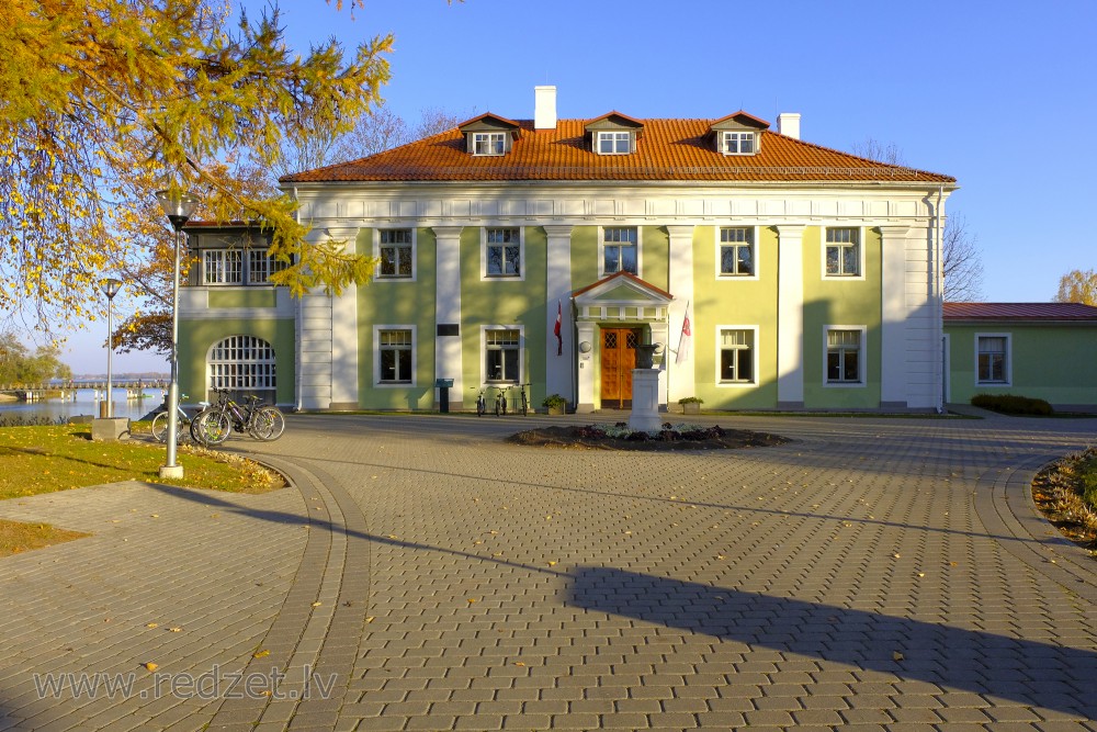 Alūksne Art School (Alūksne Old Palace)