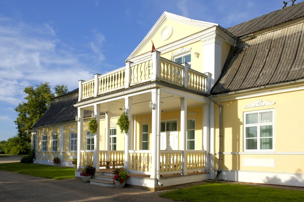 Codes muižas dzīvojamā ēka