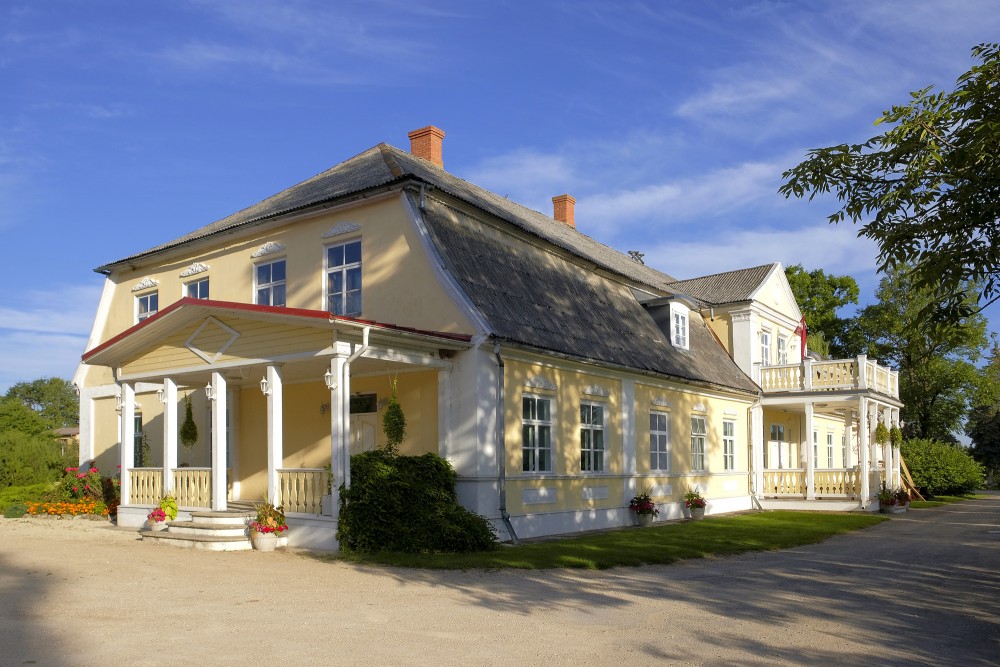 Codes muižas dzīvojamā ēka