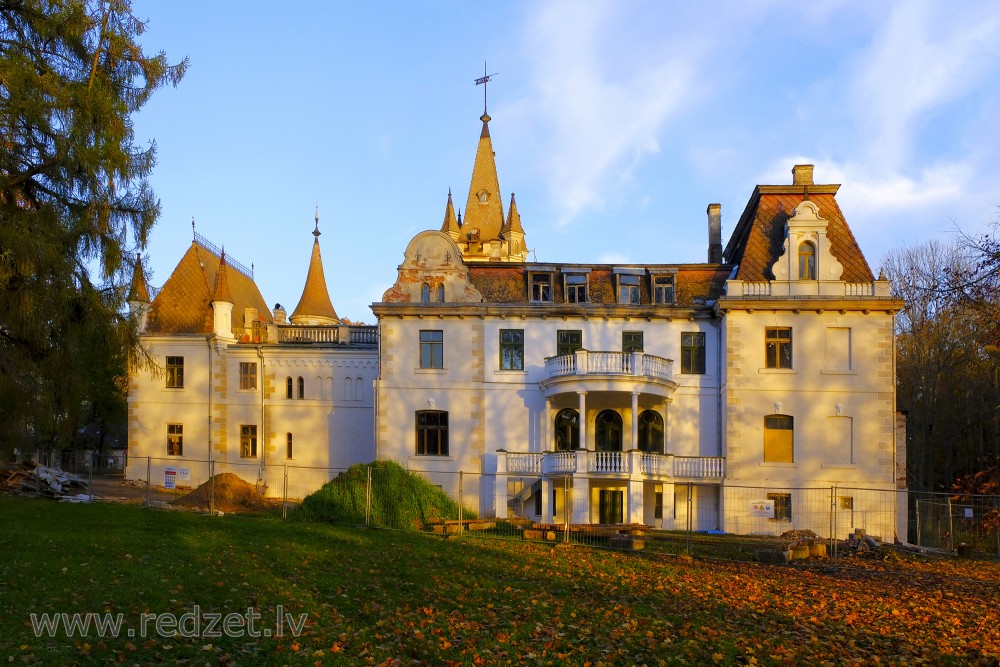 Stāmeriena Palace in autumn
