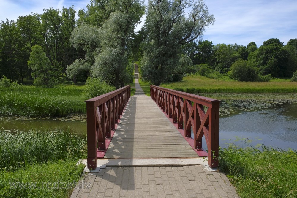 Gājēju tilts uz Misiņkalna dabas parku