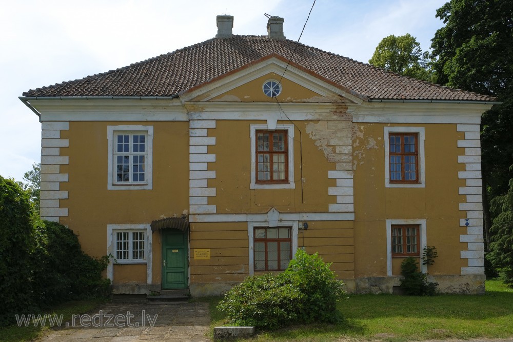 Kavalieru nams un klēts Kazdangā