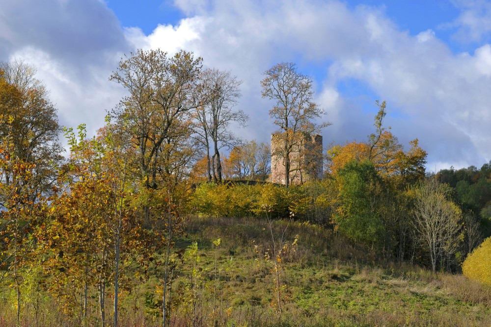 Embūtes baznīcas drupas rudenī