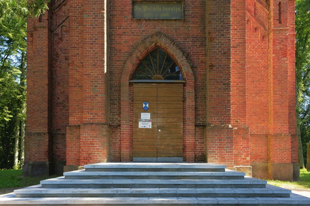 Budbergas luterāņu baznīcas ieejas portāls