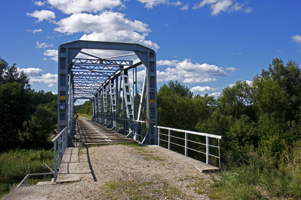 Dzelzceļa tilts pār Mazo Juglu pie Upeslejām