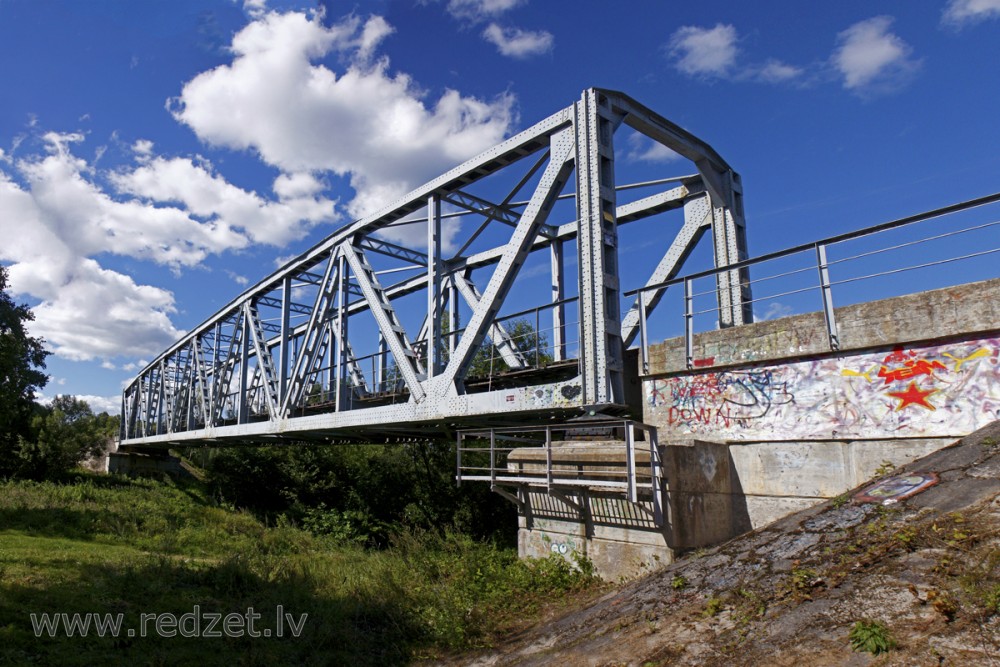 Dzelzceļa tilts pār Mazo Juglu pie Upeslejām