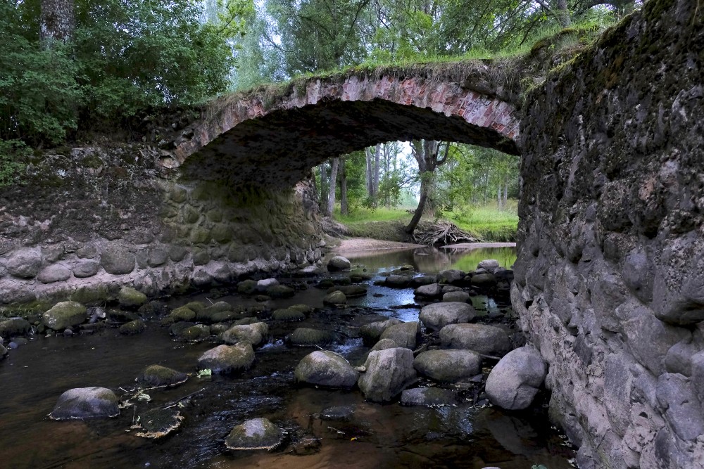 Mūra loka tilta apakšskats ar akmeņainu Kujas upes gultni