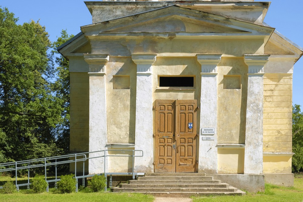 Jaunsaules luterāņu baznīcas ieejas portāls