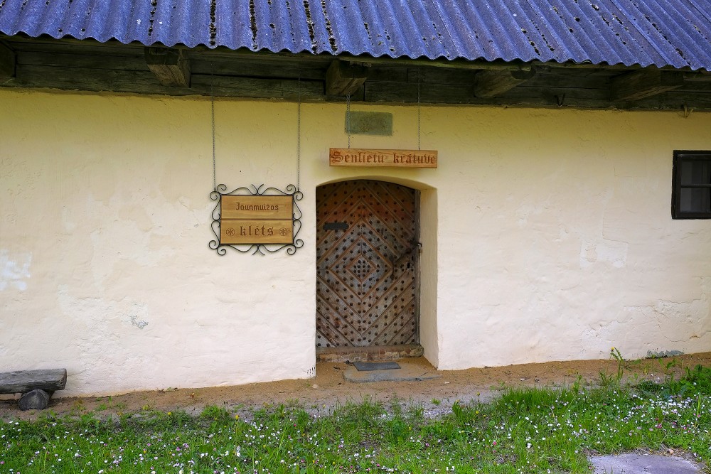 Jaunmuižas klēts ieejas portāls