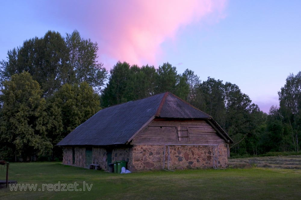 Akmens mūra saimniecības ēka