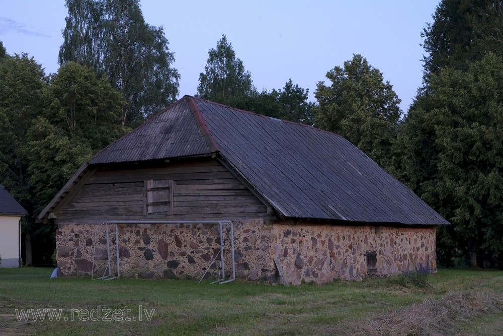 Akmens mūra saimniecības ēka