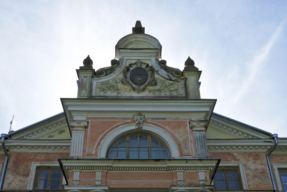 Remtes muižas rizalīts ar neorenesanses stila frontonu