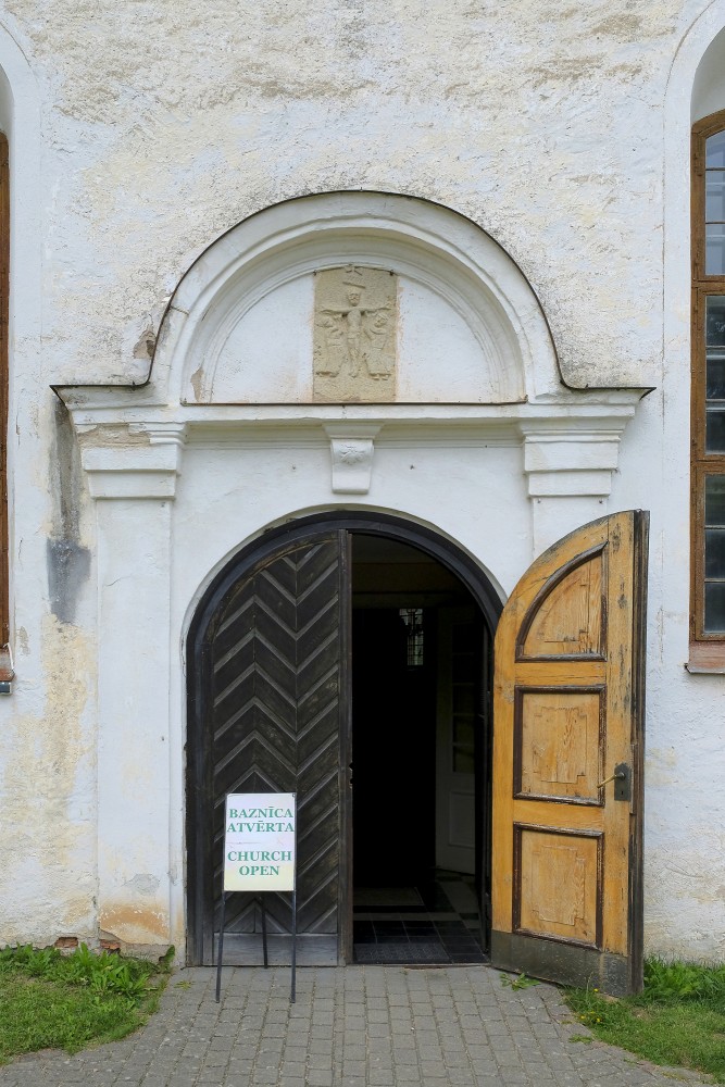 Raunas luterāņu baznīcas ieejas portāls