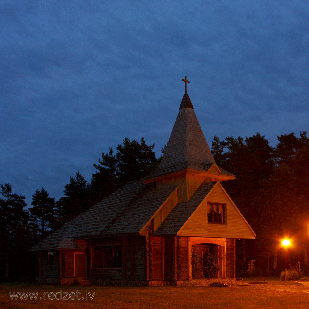 Latvijas Evaņģēliski Luteriskā Usmas baznīca naktī Latvijas Evaņģēliski Luteriskā Usmas baznīca naktī