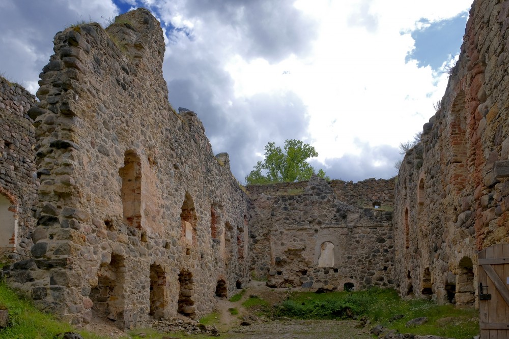 Rauna Castle Ruins