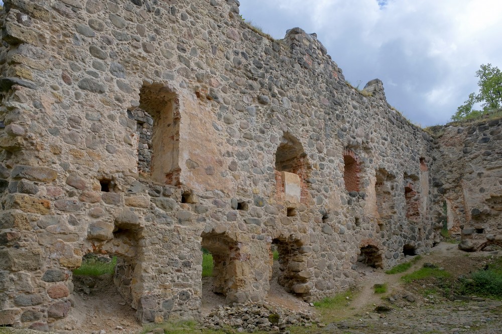 Rauna Castle Ruins