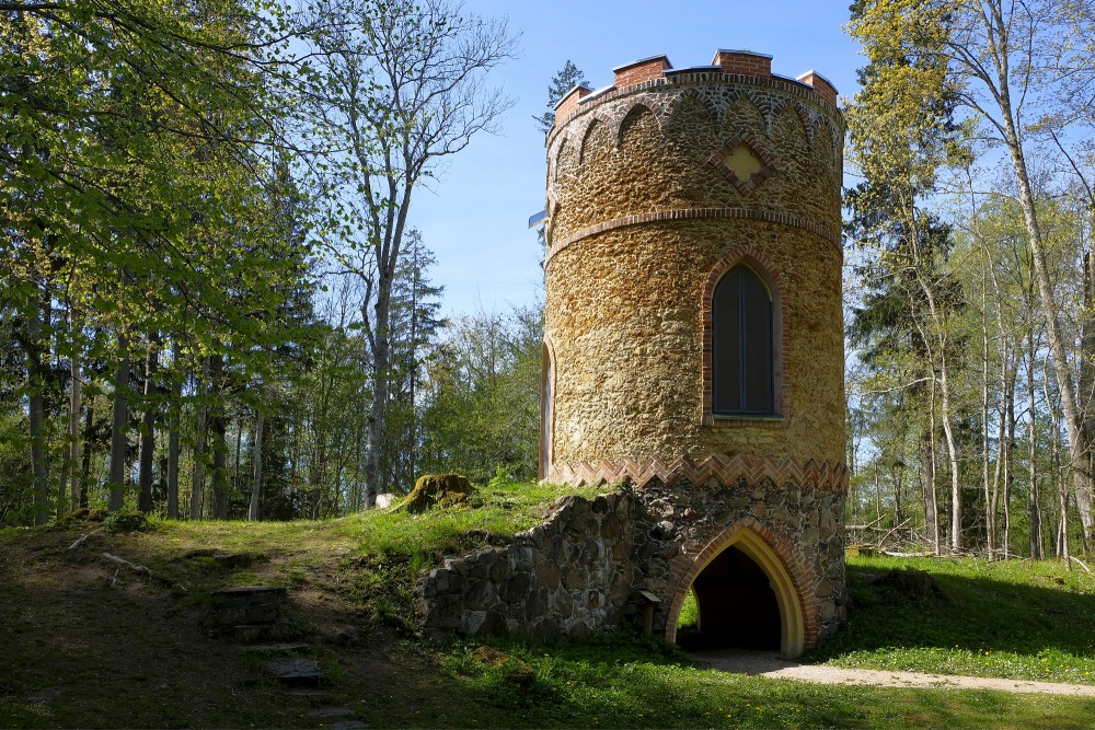 Remtes muižas parka medību tornis