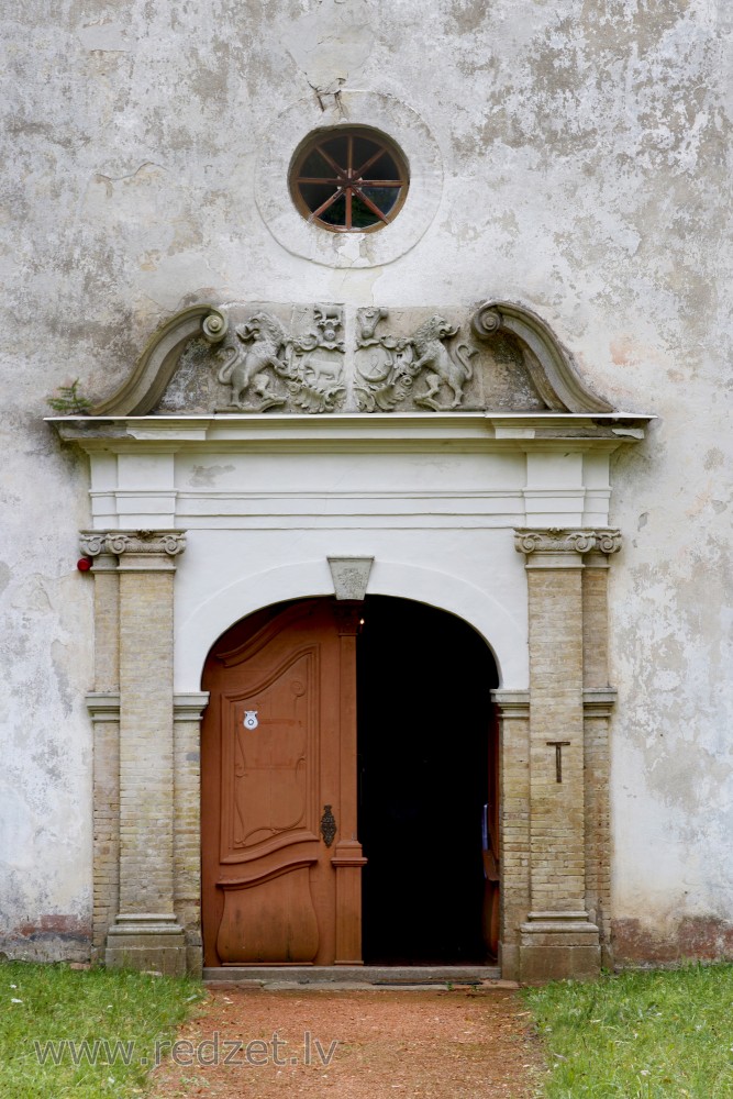 Popes luterāņu baznīca, ieejas durvju portāls