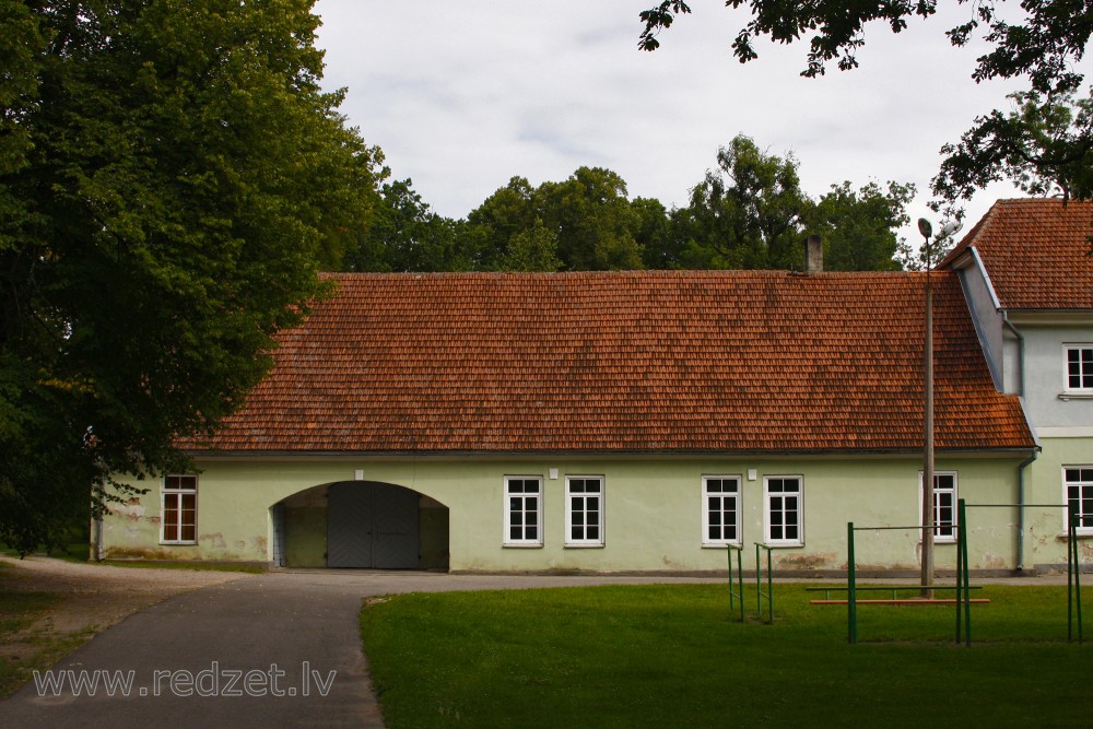 Bijusī Popes pils, tagad Popes skola