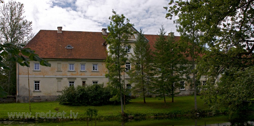 Bijusī Popes pils, tagad Popes skola