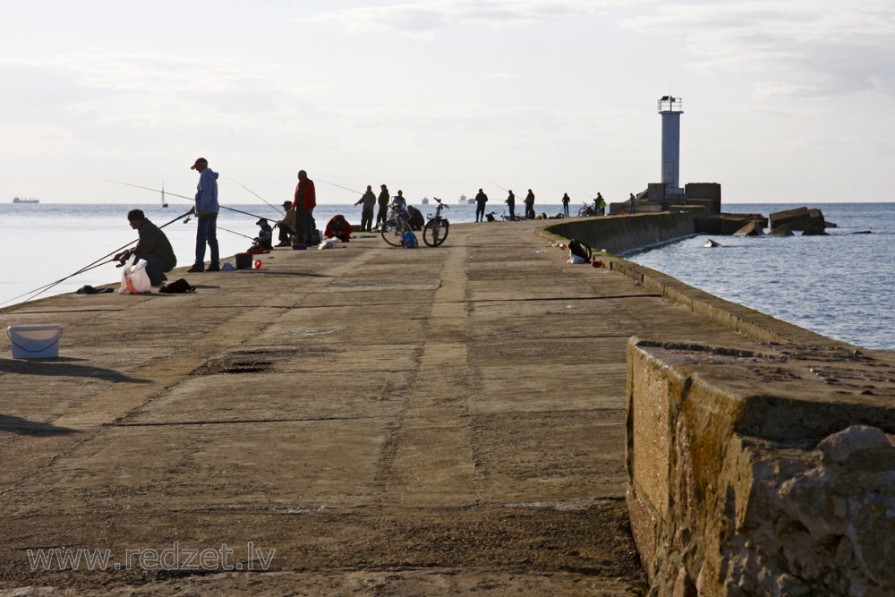 Daugavgrīvas mols