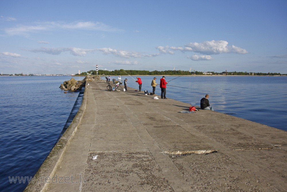 Daugavgrīvas mols