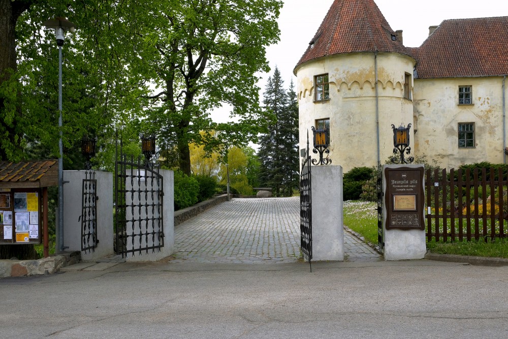 Jaunpils pils ieejas vārti