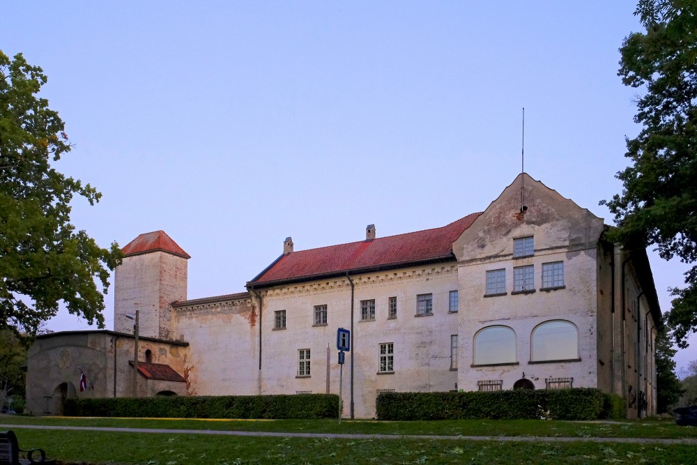 Dundagas viduslaiku pils vakarā