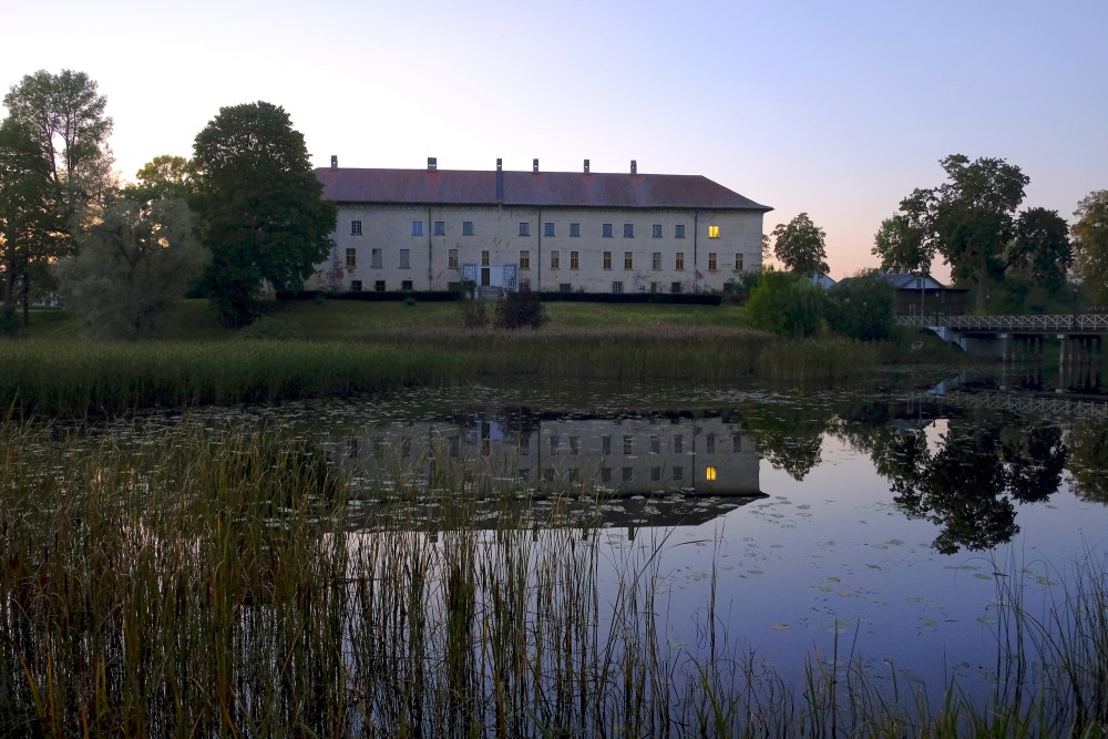 Dundagas pils vēlu vakarā