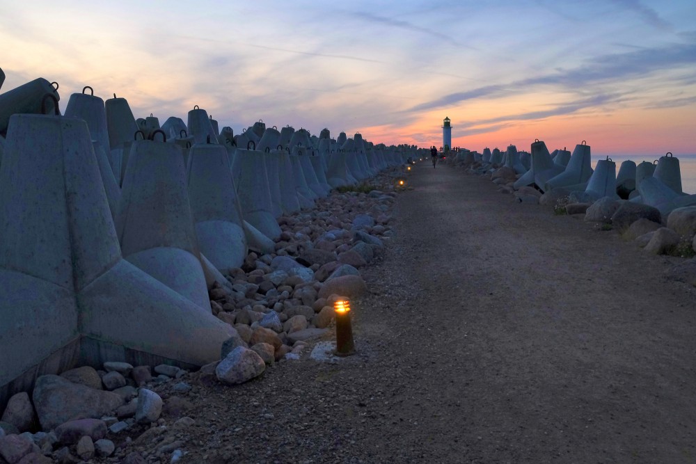 Saulriets Ventspils Dienvidu molā ar bāku un apgaismotu taku