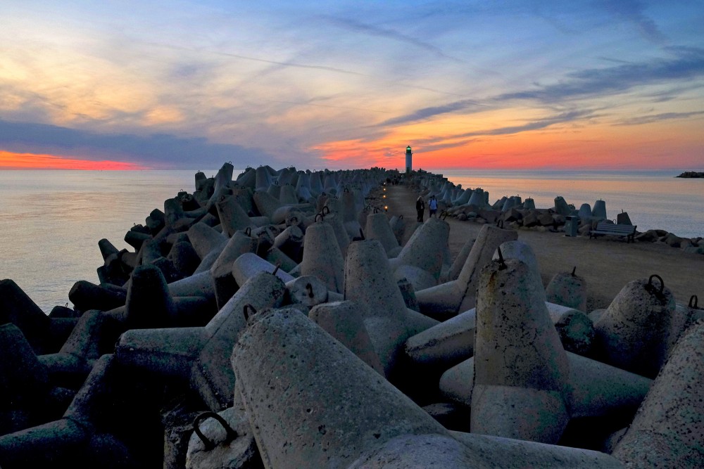 Saulriets Ventspils Dienvidu molā ar bāku un betona viļņlaužiem
