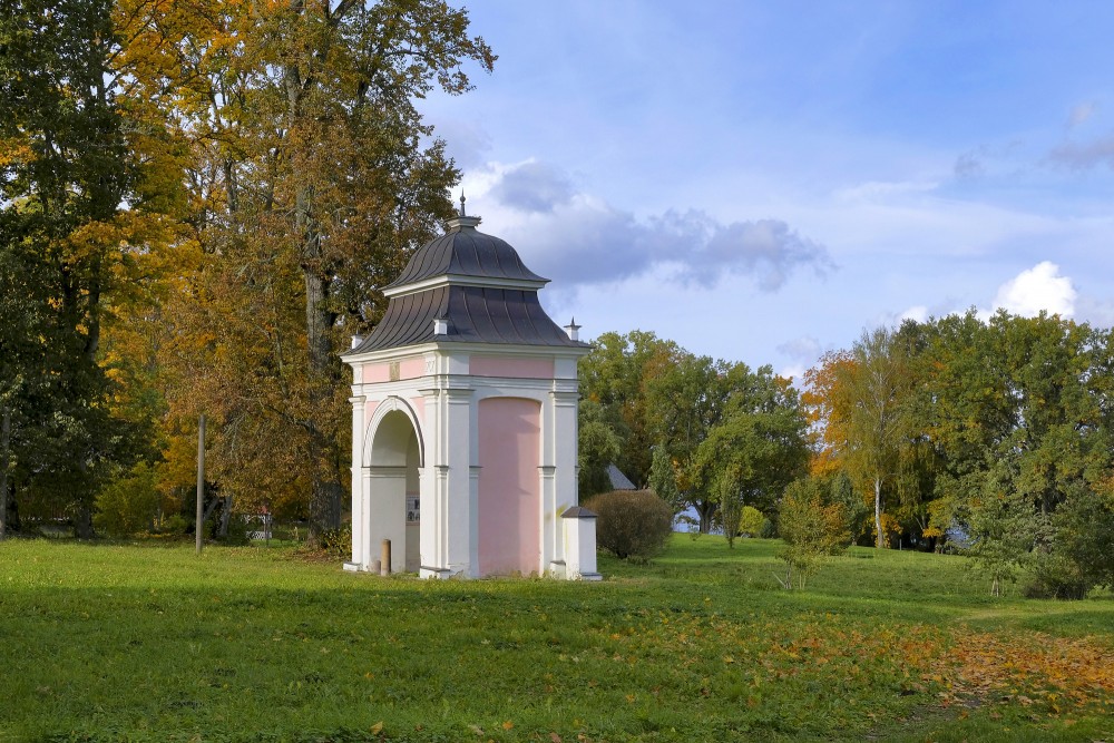 Lindes muižas vārti rudenīgā parkā, vēsturiska arhitektūra