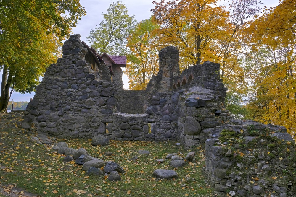 Lielvārdes bruņinieku pils drupas rudenī ar akmens mūriem