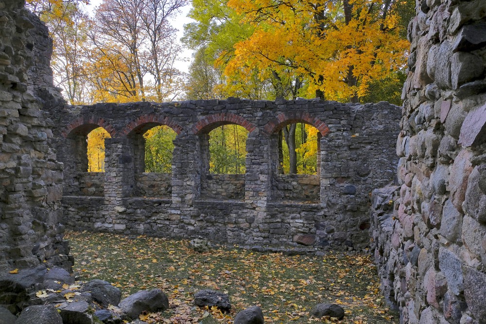 Lielvārdes bruņinieku pils drupu arkas rudenī koku ieskautā vidē