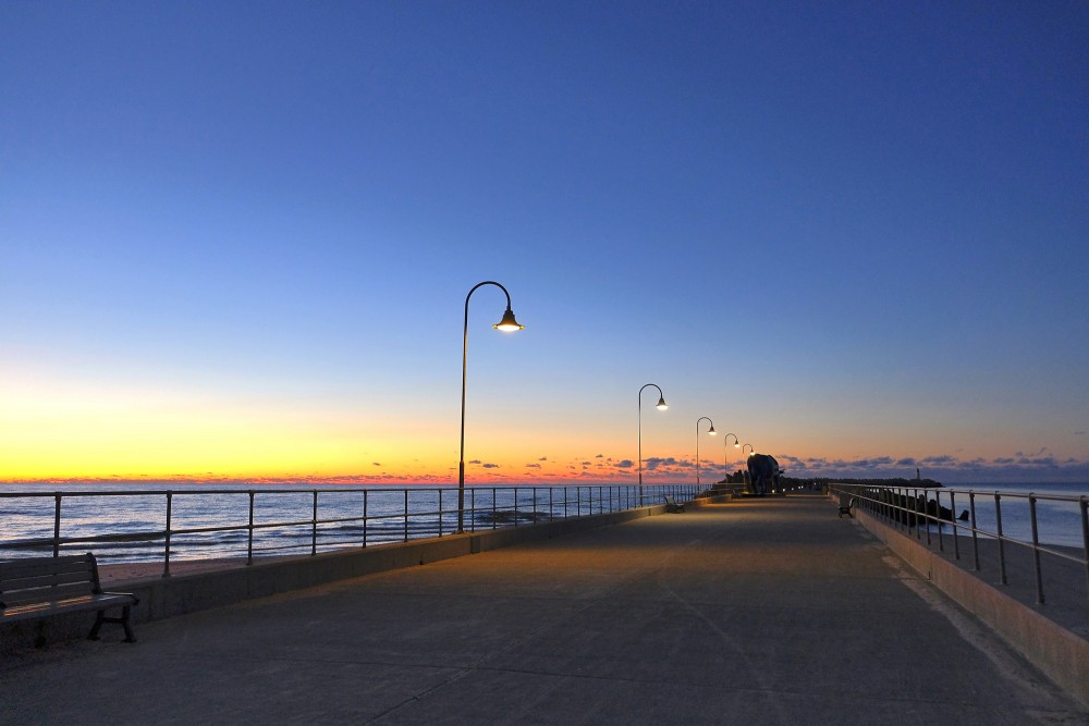 Saulriets uz Ventspils Dienvidu mola ar apgaismotu promenādi