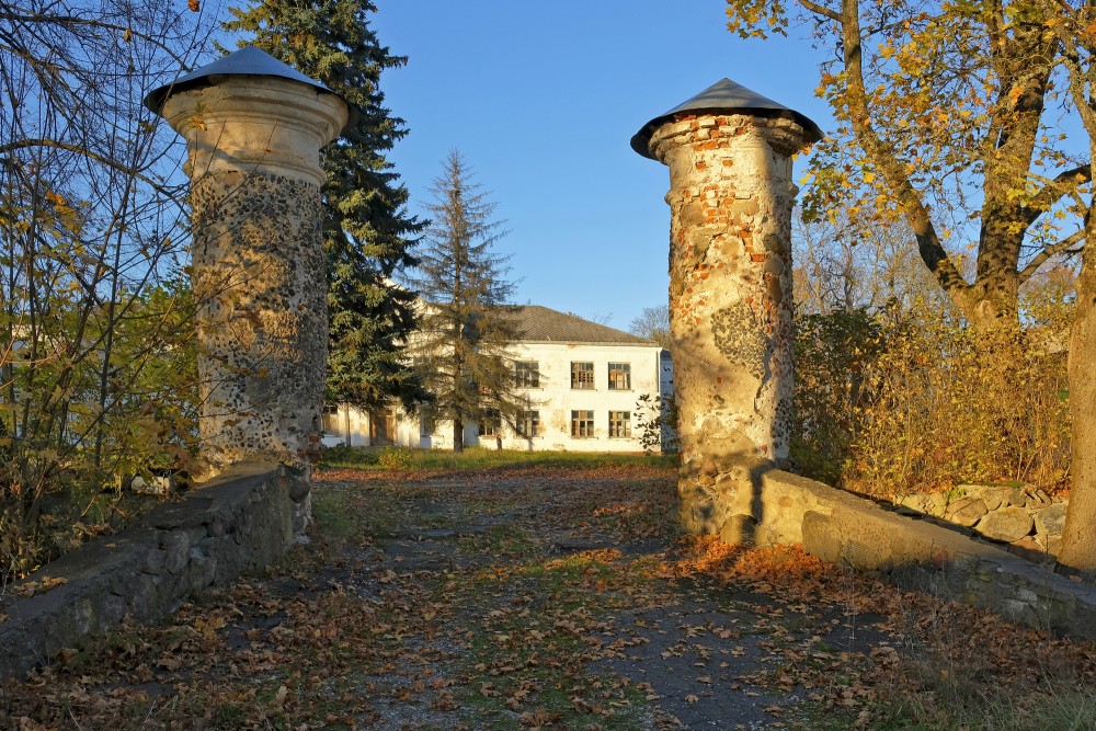 Kameņecas muižas vārti
