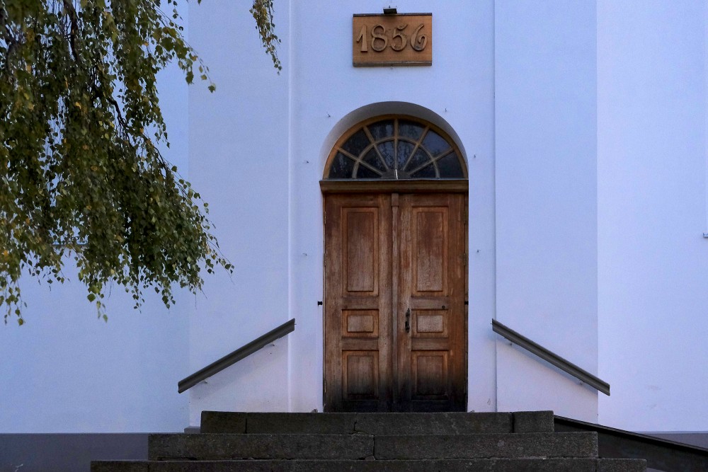 Saulkrastu luterāņu baznīcas ieejas portāls